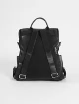Mochila negra de cuero vegano con múltiples compartimentos frontales y laterales con cierres metálicos plateados. Cuenta con asa superior y correas ajustables.