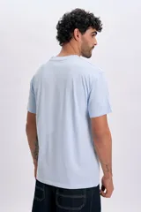 Remera oversize de manga corta en color celeste, con cuello redondo y pequeño estampado frontal de un velero.