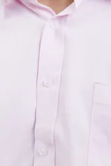 Camisa de vestir para hombre, color azul claro, de manga larga y cuello italiano. Tejido texturado y suave, confeccionada en una mezcla de algodón y poliéster.