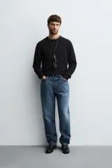Jersey de corte regular fit, tejido en lana de origen italiano, con cuello redondo y manga larga. Presenta acabados en rib en puños y ruedo.