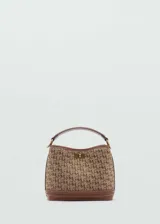 Bolso de mano pequeño con diseño estructurado, confeccionado en tejido con estampado de monograma y detalles en cuero sintético color marrón. Cuenta con un cierre frontal de tuerca metálico, asa superior fija y base reforzada.