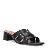 Sandalias tipo zueco de cuero negro con diseño de tiras entrelazadas decoradas con pequeñas tachas metálicas doradas. Presenta taco block de altura media y punta cuadrada.
