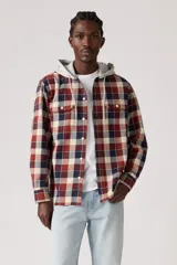 Camisa con capucha de tela escocesa en tonos rojo, azul marino y beige, con botones blancos y dos bolsillos frontales con solapa.