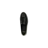 Mocasines slip-on Saint Laurent Le Loafer de cuero charol negro, con diseño clásico de antifaz en el empeine y detalle de monograma metálico grabado.