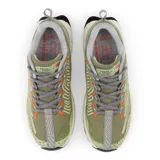 Championes de trail running New Balance Fresh Foam X Hierro v7, color verde oliva con detalles en gris y naranja. Cuentan con suela Vibram® Megagrip para mayor tracción y resistencia.