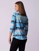 Remera de algodón con estampado floral y de rayas horizontales en tonos azules, negros y beige. Presenta escote redondo a la base y mangas tres cuartos.
