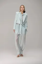 Blazer cropped de sastrería en color celeste pastel, con silueta estructurada, solapas clásicas y diseño de líneas limpias.