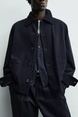 Sobrecamisa de corte regular confeccionada en pana de algodón, con cuello solapa, manga larga, cierre frontal de botones y bolsillos plastrón en la parte inferior.