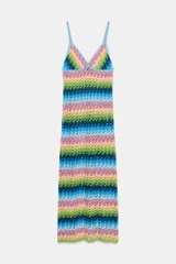 Vestido largo de punto calado con patrón de rayas en zigzag multicolor, escote en pico y tirantes finos.