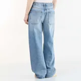 Pantalón jean de corte baggy, tiro medio y diseño amplio de pierna recta en color celeste con efecto deslavado.
