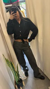 Pantalón gris de cuero sintético con corte recto y tiro alto.