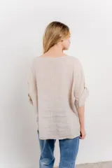 Blusa de lino color fucsia, con silueta amplia y relajada, escote redondo y mangas 3/4 con vuelta.