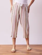 Pantalón capri de lino estampado con rayas verticales en tonos rosa, gris y amarillo. Tiene pretina ancha elastizada, bolsillos inclinados en la parte delantera y cordón ajustable en la cintura.
