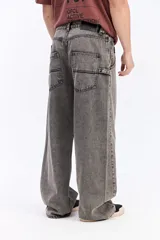Jean carpenter de calce amplio estilo workwear, con bolsillos extra y diseño suelto.