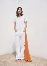 Camiseta de algodón orgánico color blanco, con cuello en V, mangas cortas y diseño de corte recto.