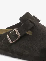 Zueco Birkenstock Boston SFB Leve de gamuza color marrón oscuro, con plantilla suave y correa ajustable con hebilla metálica.