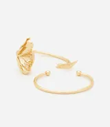 Kit de dos brazaletes dorados de metal reciclado. Uno de ellos presenta un diseño abierto con esferas en los extremos, mientras que el otro tiene un detalle de flor y pétalo.