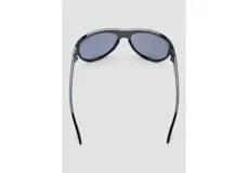 Lentes de sol con armazón de policarbonato negro brillante de diseño envolvente y estilo aviador, con cristales oscuros.