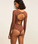 Body marrón de microfibra texturizada, con cuello redondo, mangas largas y escote en U en la espalda con tiras cruzadas.