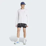 Short deportivo 2 en 1 Adidas con calza interior integrada. Presenta un diseño estampado con efecto spray en tonos grises y negros, cintura elástica con cordón de ajuste y logo de la marca en el lateral. Incluye bolsillos funcionales y tecnología Formotion para mayor libertad de movimiento.