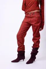 Pantalón recto con estampado abstracto en tonos marrones y negros, tiro medio.