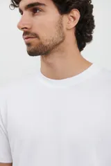 Remera de cuello redondo y manga corta, confeccionada en tejido de algodón pesado.
