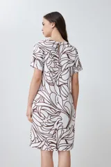 Vestido corto de lino color blanco con estampa abstracta en color chocolate, escote en V y mangas cortas.