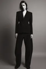 Blazer entallada de Zara Woman Collection, color negro, con cuello solapa de muescas, manga larga con botones en puños y cierre frontal con botones. Presenta bolsillos de vivo en el delantero y detalle de pespuntes marcados a tono.