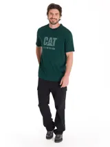 Pantalon cargo de corte recto, color negro, con bolsillos laterales tipo cargo con solapa y bolsillos traseros. Cuenta con cierre de cremallera y etiqueta de la marca en el bolsillo posterior.