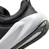 Championes Nike modelo In-Season TR 14, color negro con suela blanca y el logotipo de la marca en contraste.