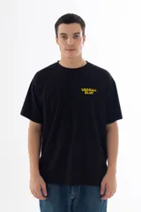 Remera negra de algodón con estampa en la espalda de Maggie Simpson gigante, una torre eléctrica, duendes, rayos y una luna.