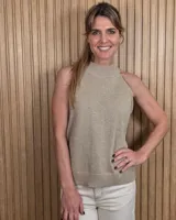 Musculosa tejida de punto con hilo lurex color beige, cuello alto y diseño halter sin mangas.