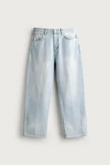 Jeans de corte recto y tiro medio color celeste claro, estilo loose cropped con efecto lavado y cinco bolsillos.