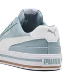 Championes Puma modelo Court Classic Vulc, color verde agua con detalles en blanco. Presentan un diseño de corte bajo con capellada de lona, cierre de cordones y suela vulcanizada con franjas decorativas.