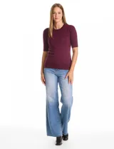 Buzo de tejido fino en color azul marino, con cuello redondo y mangas cortas con puños acanalados.