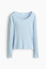 Remera celeste de manga larga en punto pointelle acanalado, con escote en U y detalles de ondas en los puños y el bajo.