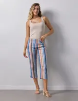 Pantalón capri de gabardina elastizada estampada a rayas verticales azules, rosas y marrones. Pretina ancha elastizada. Marca Zac & Rachel.