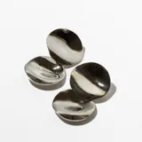 Aros colgantes plateados con forma irregular y superficie texturizada.