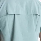 Camisa de manga corta Merrell, color verde claro, con cuello clásico, cierre frontal de botones y dos bolsillos frontales con solapa en el pecho. Presenta logo de la marca estampado en el lado izquierdo del pecho.