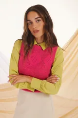 Chaleco de punto calado color rosa con cuello redondo y sisas amplias.