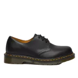 Zapato de cuero negro con cordones, diseño clásico de tres ojales, suela de goma con cámara de aire y costuras amarillas distintivas en el borde.