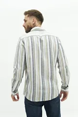 Camisa de manga larga de lino y algodón, color blanco con rayas verticales en tonos gris y beige. Presenta un corte semi slim y un pequeño logo bordado en el pecho.