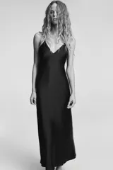 Vestido midi de tejido satinado color celeste pálido, con escote en V y tirantes finos ajustables. Presenta un detalle de tiras cruzadas en la espalda.