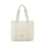 Bolso tipo tote de diseño acolchado con costuras cuadradas, en color beige. Cuenta con doble asa de hombro con el nombre de la marca estampado y un pequeño logo metálico en la parte inferior central.
