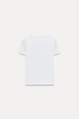 Camiseta de manga corta color rosado, con cuello redondo y corte regular. Confeccionada en tejido de punto interlock elástico y flexible.