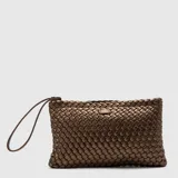 Clutch de mano con diseño trenzado en color bronce metalizado. Cuenta con cierre metálico superior y una correa de muñeca integrada.