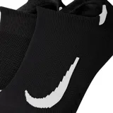Pack de dos pares de medias invisibles Nike Multiplier negras con logo blanco.