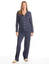 Conjunto de pijama de dos piezas con estampado animal print. La parte superior es una camisa de manga larga con cuello solapa, escote en V, cierre frontal con botones y bolsillo aplicado. El pantalón cuenta con cintura elástica y lazo de ajuste.