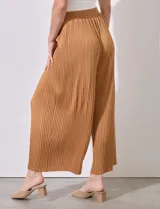 Pantalón fluido color marrón, marca Cupio, con pretina elastizada en punto smock y largo de pierna plisado.