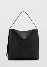 Bolso tipo shopper de diseño minimalista en color negro, con estructura geométrica y costuras decorativas en forma de V. Cuenta con una asa superior fija y un compartimento principal amplio.